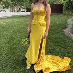 Sherri Hill Yellow Strapless prom dress